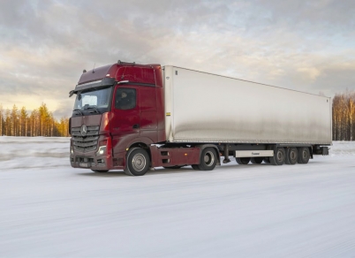 Frigul, gheaţa și zăpada sunt sfidate cu succes MERCEDES-BENZ TRUCKS testează camioane electrice în Finlanda 